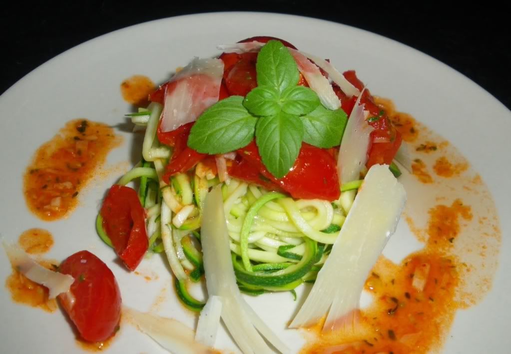 Gemüsespaghetti mit Tomatensauce Gemüsespaghetti mit Tomatensauce