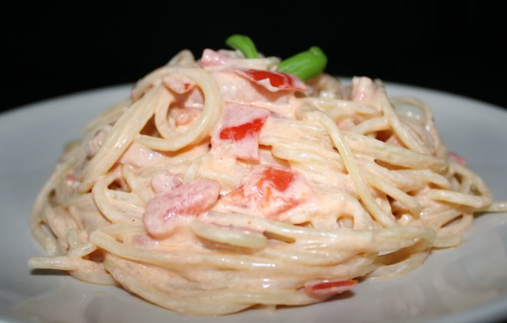 Spaghetti mit Tomaten-Frischkäse-Sauce Spaghetti mit Tomaten-Frischkäse-Sauce