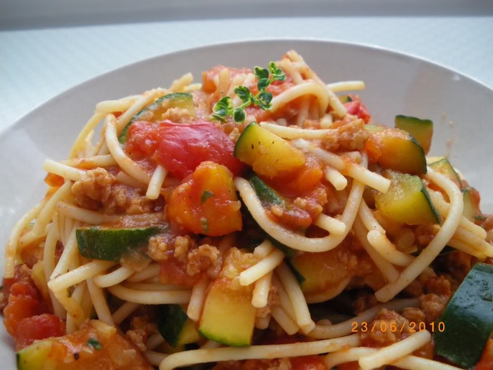 Spaghetti mit vegetarischer Hackfleisch-Gemüsesauce Spaghetti mit vegetarischer Hackfleisch-Gemüsesauce